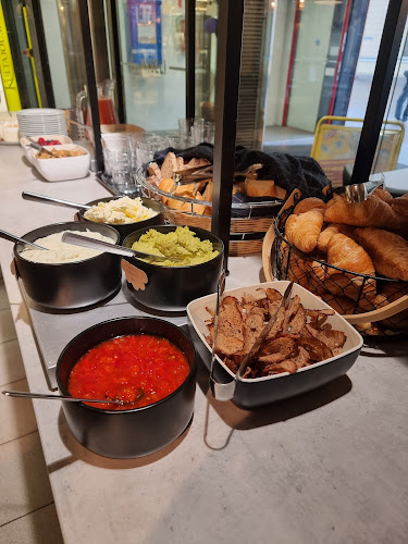 Comentarii opinii despre Rami Akseli (Ramin Konditoria Kahvila Oy)