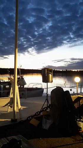 Sininen Hetki. Majoitus- ja ravitsemusliike, sauna ja kokoustilat meren äärellä.