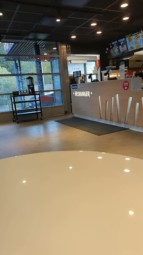 Opinii despre Hesburger Helsinki Pukinmäki în Helsinki - Ravintola-ala