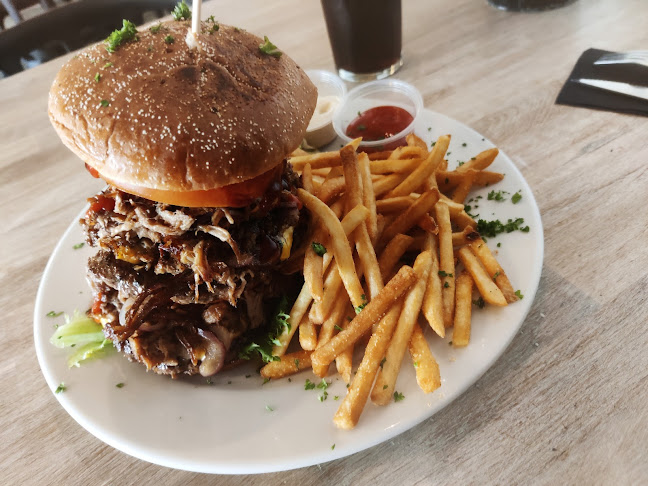 Comentarii opinii despre M6 Dining