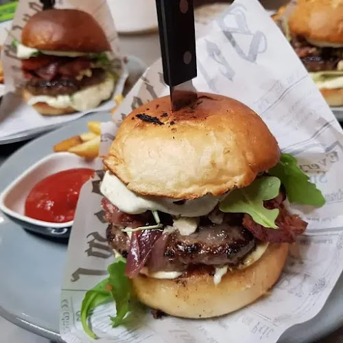 Sininen Hetki. Majoitus- ja ravitsemusliike, sauna ja kokoustilat meren äärellä.