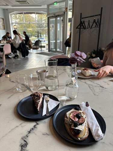 Pharmacy House - Café & Bakery - Ravintola-ala