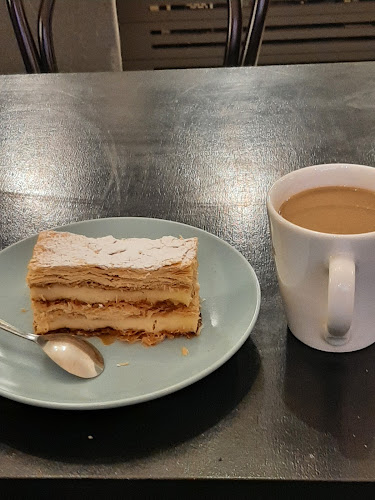 https://www.instagram.com/cafe.leparis