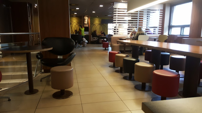 Opinii despre McDonald's Jyväskylä Jyväskeskus în Jyväskylä - Ravintola-ala