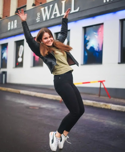 The Wall Bar & Karaoke - Ravintola-ala