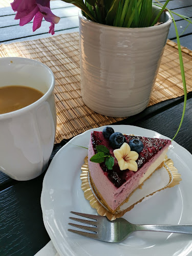 kat's cafe Open Times