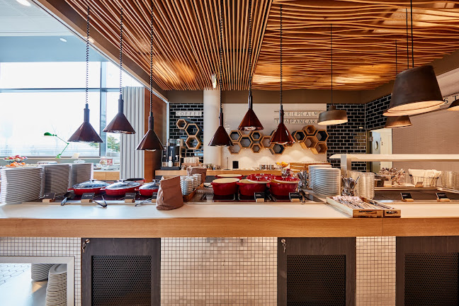 Holiday Inn Open Lobby Restaurant