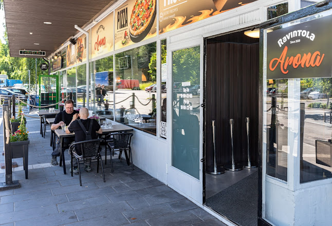 Viherlaakson ostoskeskus, ylempi piha, Rajamännynahde 2, 02710 Espoo