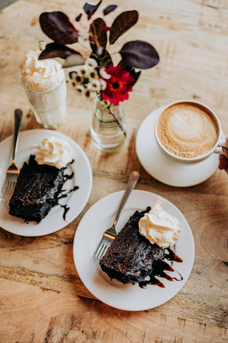 Valkoinen Puu Cafe & Shop Open Times