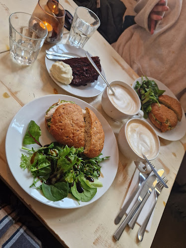 Opinii despre Valkoinen Puu Café & Shop în Jyväskylä - Ravintola-ala