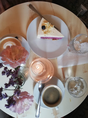 Valkoinen Puu Cafe & Shop - Ravintola-ala