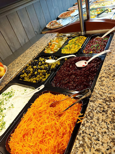 Viherlaakson ostoskeskus, ylempi piha, Rajamännynahde 2, 02710 Espoo