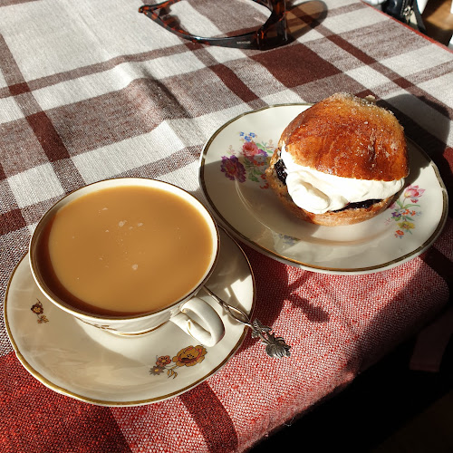 Mattilan Tila: Antikkiliike Vaarin Varasto, Kahvila Into - Ikaalinen