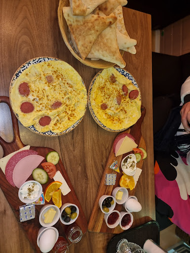 https://www.instagram.com/randa.cafe?igsh=dXN6dnhwcHBjeG11