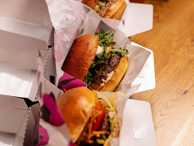 Naughty BRGR & DIF Döner Oulu Open Times
