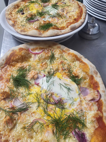 Sininen Hetki. Majoitus- ja ravitsemusliike, sauna ja kokoustilat meren äärellä.