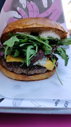 Naughty BRGR & DIF Döner Oulu Open Times