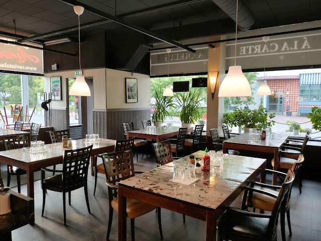 Viherlaakson ostoskeskus, ylempi piha, Rajamännynahde 2, 02710 Espoo