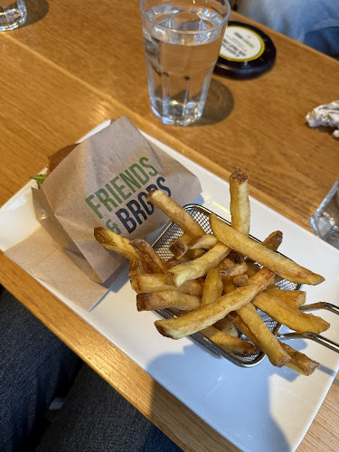 http://www.friendsandbrgrs.fi/