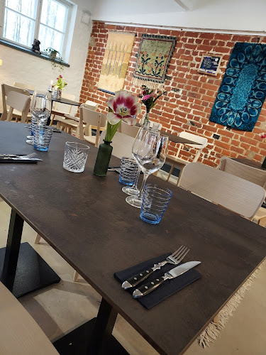 Autolla: Rautatieasemalta Parkkitalo Pöölin jälkeen vasemmalle, Mensanaukio 4, 13200 Hämeenlinna