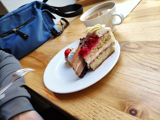 Comentarii opinii despre Kakkugalleria Fredrikinkatu