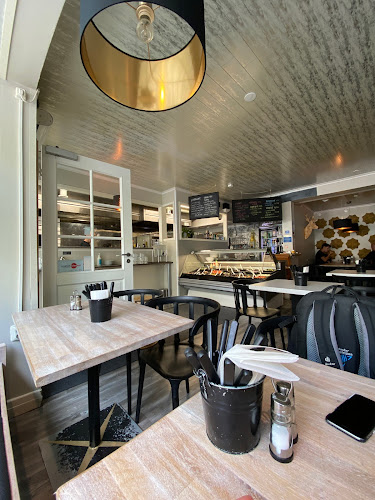 Comentarii opinii despre M6 Dining