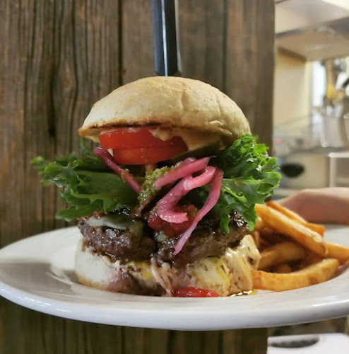 Iloisen Pässin maalaispuoti ja kahvila